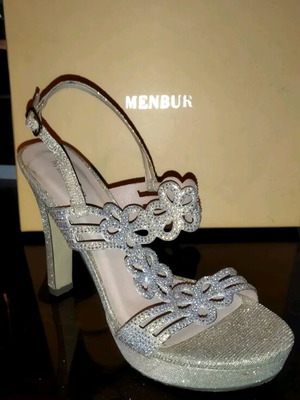 Menbur sandals with rhinestones like new