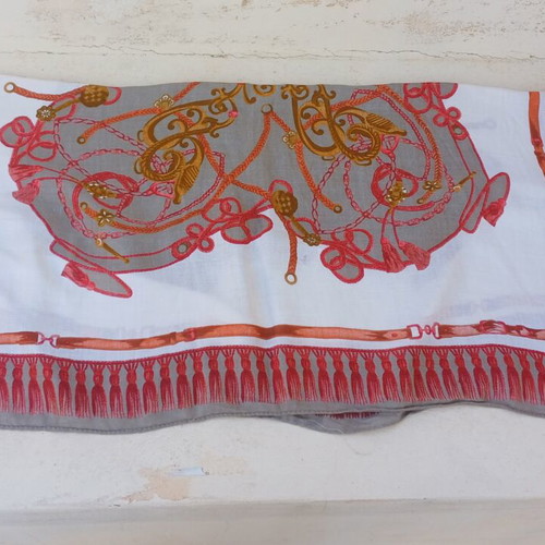 Square scarf 87 cm x 87 cm like new, colorful with elegant patterns