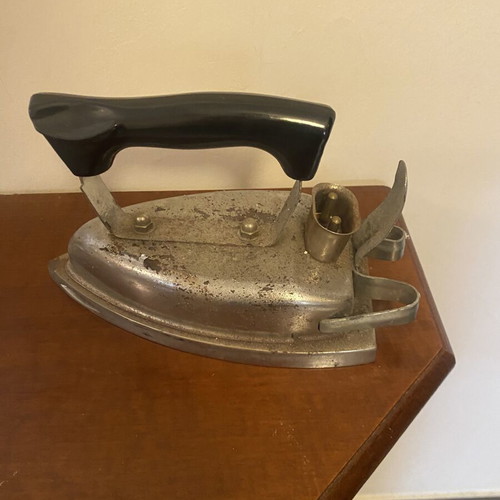 Vintage electric iron used, dry type from 1940-1960