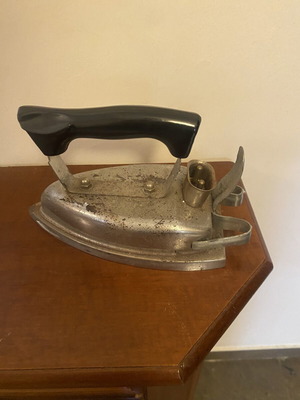 Vintage electric iron used, dry type from 1940-1960