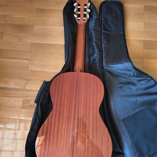 Esteve 4ST Classical Guitar 2005 like new with case and 2 books