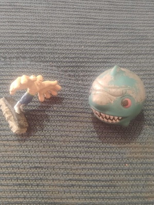 Collectible toy figures with wear, set of 2