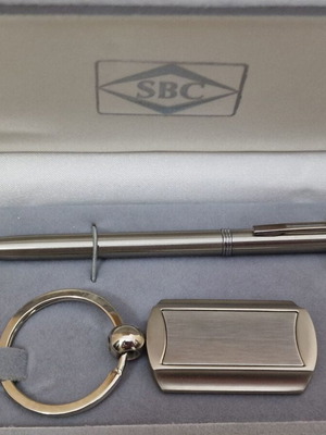 Σετ δώρου SBC με μεταλλικό στυλό και μπρελόκ σε βελούδινη θήκη αχρησιμοποίητο