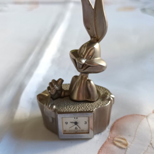 Bugs Bunny Warner Bros 1997 collectible clock like new, analog table