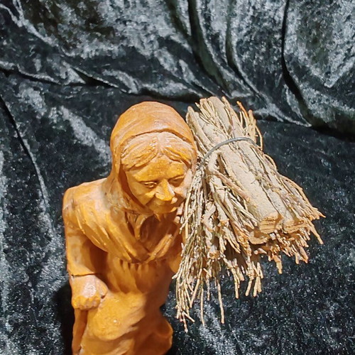 German vintage woodcarving 'Grandmother with sticks' Black Forest art (16 cm)