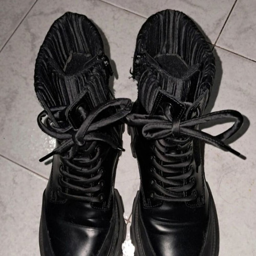Black boots like new, size 38