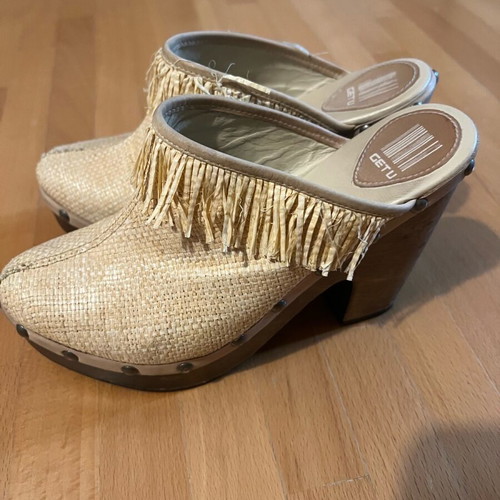 High-heeled clogs used with fringes, beige, size 37