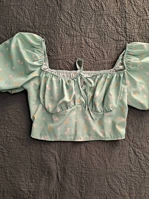 Floral top pistachio green with puff sleeves, new, size M