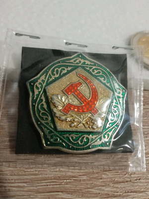 CCCP large badge 1980 with embossed enamel design like new