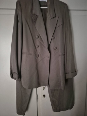Arpyes khaki suit like new
