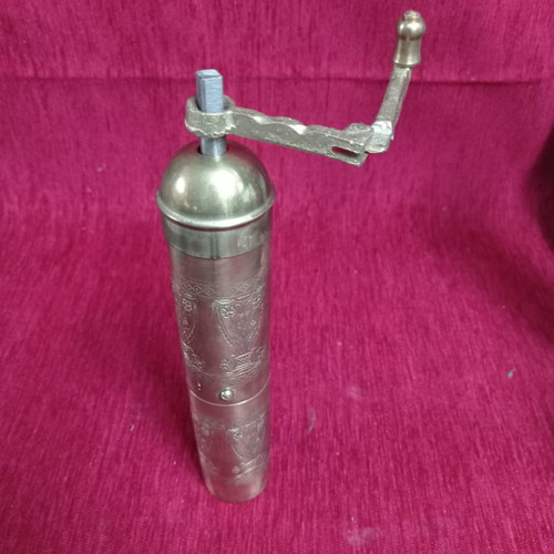 Large brass mill used in very good condition