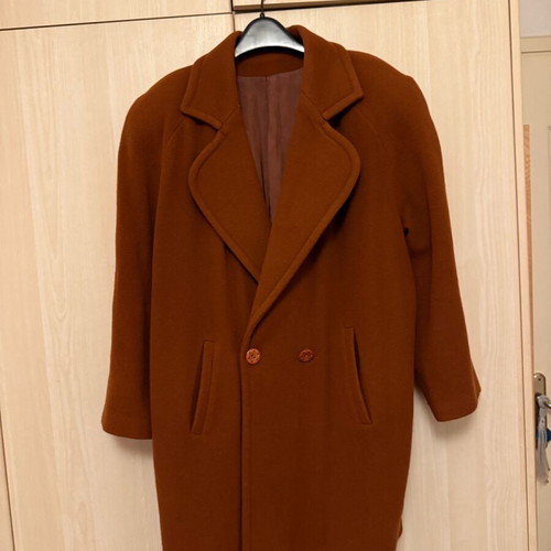 Chocolate women's coat like new with padded shoulders, quality fabric