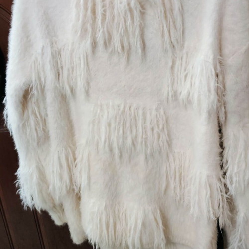 Sweater with fringes like new, wide fit, soft fabric