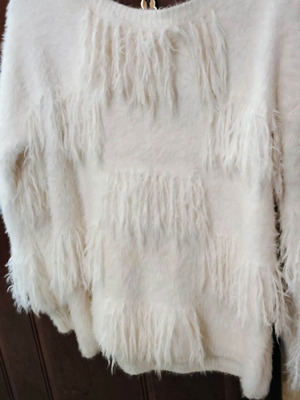 Sweater with fringes like new, wide fit, soft fabric