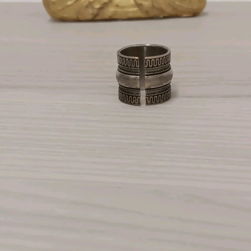 Ethnasia ring openable made of brass lightly worn