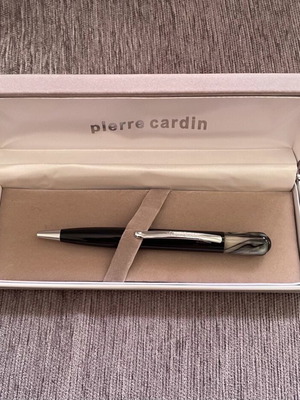 Perrie Cardin pen like new with case and 2 ink refills