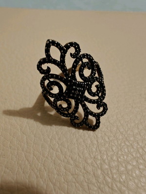 Ring with lace design and black stones like new