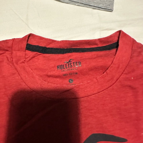Hollister men's t-shirt used, size S, blue and red