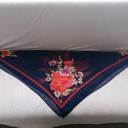 Headscarf used, size 85/80 cm