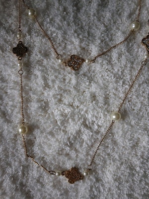 Long faux bijou necklace like new