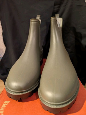Waterproof boots size 37 like new, green