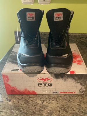 Работни ботуши нови, черни, номер 45, с TOP COMPOSITE защита