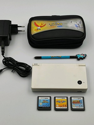 Nintendo DSi бял употребяван с 3 игри и калъф Pokémon