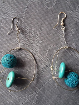 Metallic dangling earrings like new, silver with turquoise beads