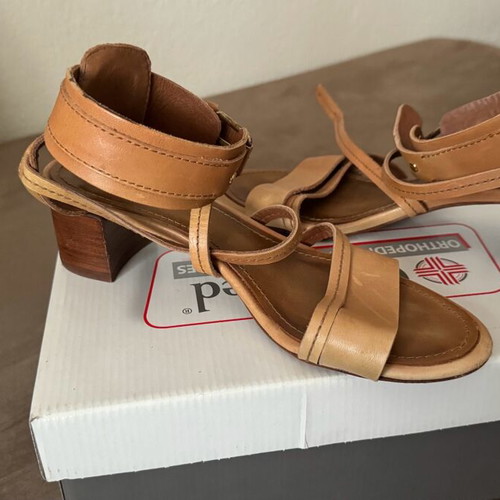 Leather sandals like new, size 38, beige Made In Italia