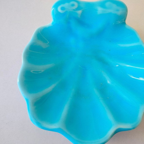 Porcelain decorative bowl shaped like a shell used