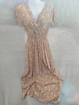 Rouge dress used, floral pattern, powder color, V neckline, size M