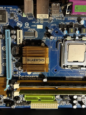 Gigabyte GA-G31M-ES2L motherboard with Intel Pentium Dual-Core E5400 and 3GB DDR2 RAM used