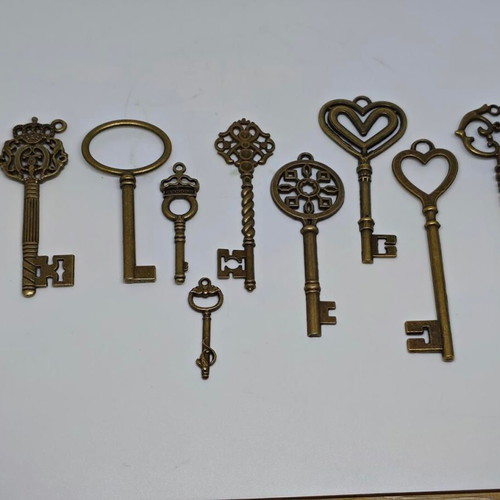Vintage decorative keys set like new, copper