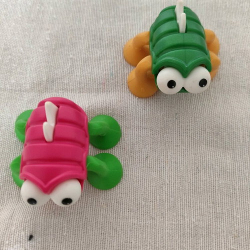 Kinder Surprise Bugs Ventouses like new, 2 pieces pink and green