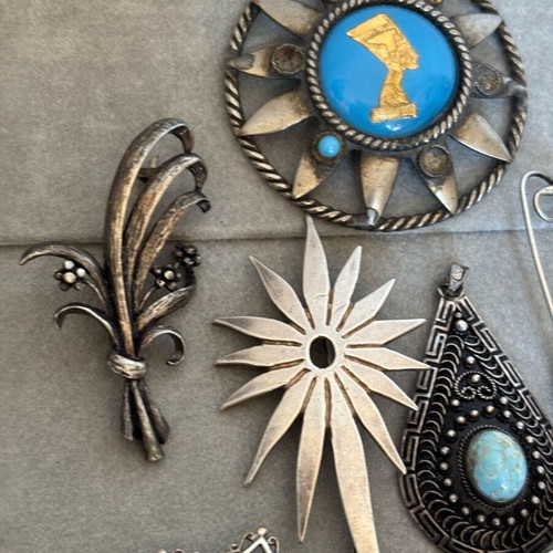 Silver pins used, gold and silver colors