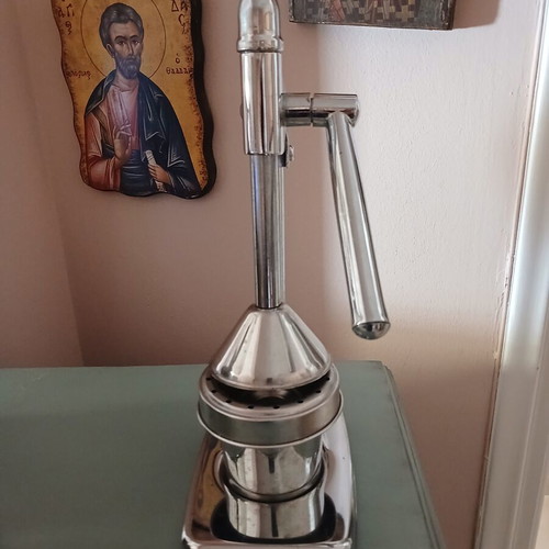 Manual metal citrus juicer like new