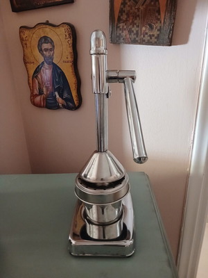 Manual metal citrus juicer like new