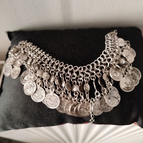 Oriental necklace like new with triple chain and arabesque pendants