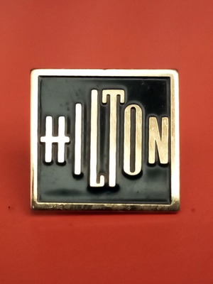 Καρφίτσα pin 80's Hilton Hotel μεταχειρισμένη, μαύρη