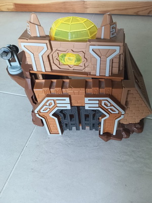 Gormiti Castle of the Rock used with functional prison and bow launcher