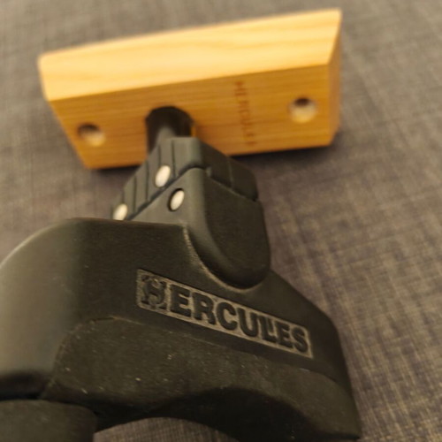 Hercules wall mount for guitar and bass like new