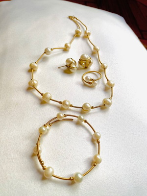 Modern jewelry set with natural pearls by Al'Oro