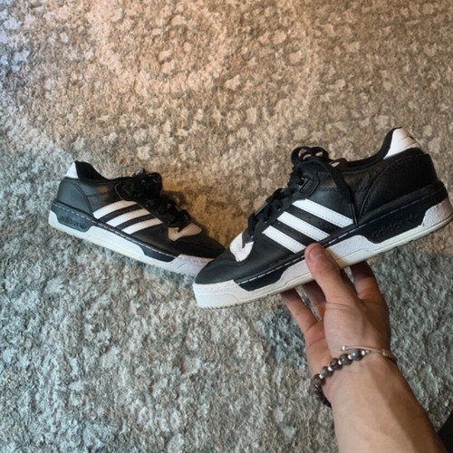Adidas Rivaly Low athletic shoes like new, size 39, black and white