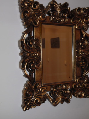 Καθρέπτης με διακοσμητική κορνίζα, ύψος 56εκ, πλάτος 52εκ