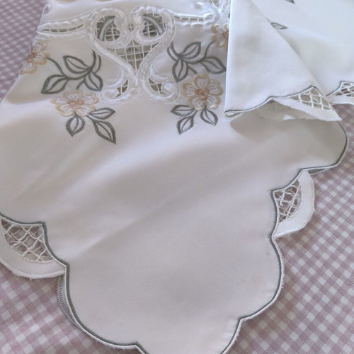 Tablecloth with embroidery new, 85/84 cm