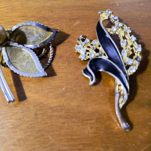 Bijouterie used with vintage earrings from 60s-80s and two pins