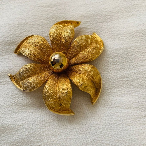 Large flower brooch used, gold tone, 5.5x5.5 cm