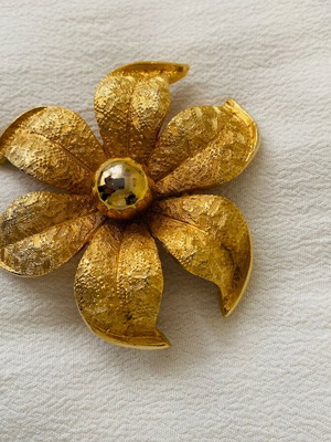 Large flower brooch used, gold tone, 5.5x5.5 cm