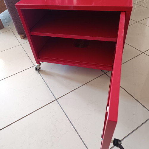 Metal cabinet with 2 compartments on wheels, like new