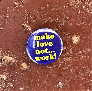 Κονκάρδα με ατάκα χιούμορ Make love not work! Vintage Funny Button Pin